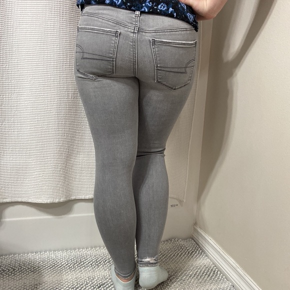 Women’s American Eagle Outfitters Distressed Grey Jegging Jeans. Size 4 short. - Picture 4 of 16